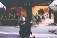 Mein Meister Shi DeRu vor dem Shaolin-Tempel